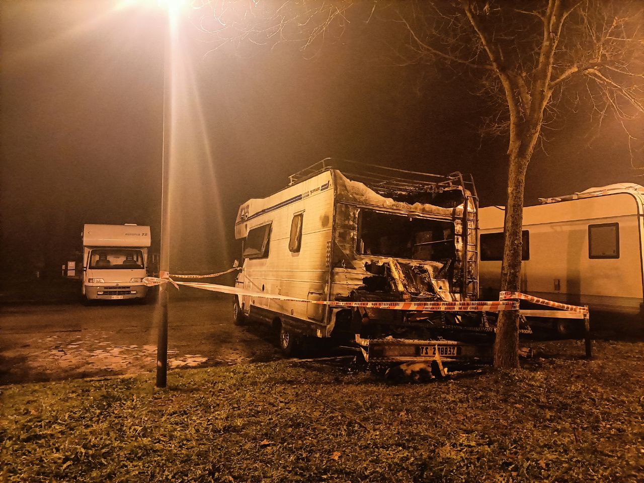 A fuoco nel parcheggio di galleria Bombi a Gorizia, bruciato un camper